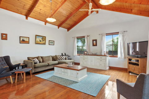 The Log Cabin - 47 Jetty Road - Accommodation Australia 4