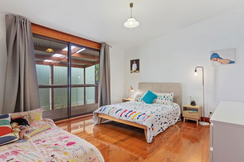 The Log Cabin - 47 Jetty Road - Accommodation Australia 11