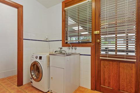 The Log Cabin - 47 Jetty Road - Accommodation Australia 7