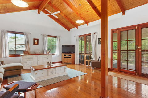 The Log Cabin - 47 Jetty Road - Accommodation Australia 1