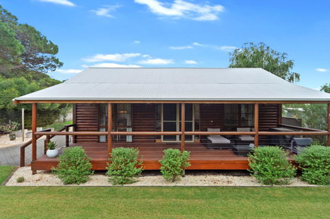 The Log Cabin - 47 Jetty Road - Accommodation Australia 0