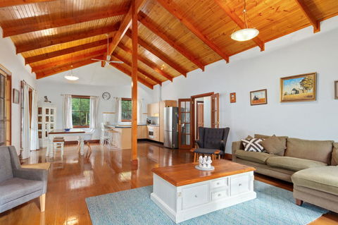The Log Cabin - 47 Jetty Road - Accommodation Australia 8