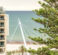Beachside luxury  comfort ocean views in Glenelg - Accommodation Australia