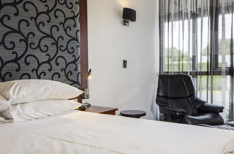 The Commodore - Accommodation Australia 38