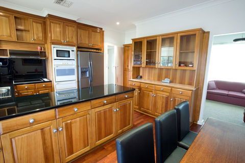 The Commodore - Accommodation Australia 21