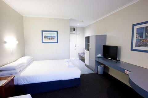 The Commodore - Accommodation Australia 27