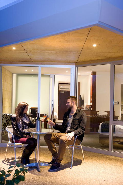 The Commodore - Accommodation Australia 8