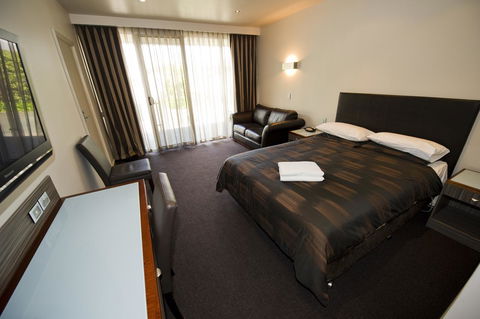 The Commodore - Accommodation Australia 5