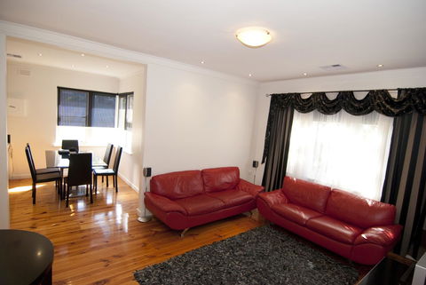 The Commodore - Accommodation Australia 15