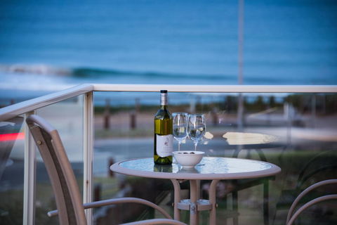 Stylish 3 Bedroom Beachview Apartment - Accommodation Australia 3