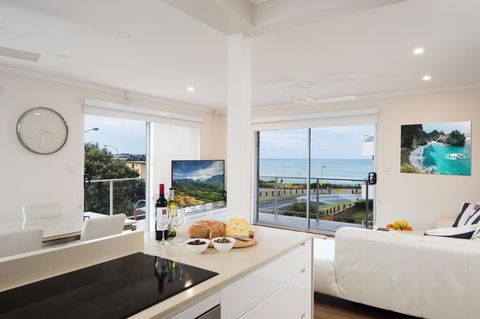 Stylish 3 Bedroom Beachview Apartment - Accommodation Australia 5