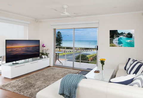 Stylish 3 Bedroom Beachview Apartment - Accommodation Australia 0