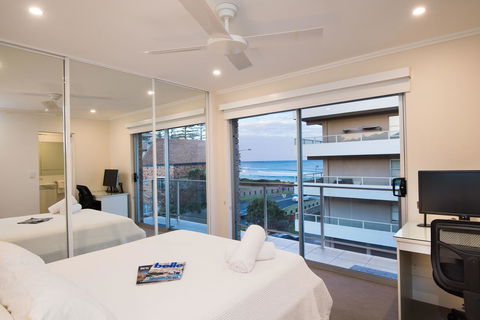 Stylish 3 Bedroom Beachview Apartment - Accommodation Australia 1