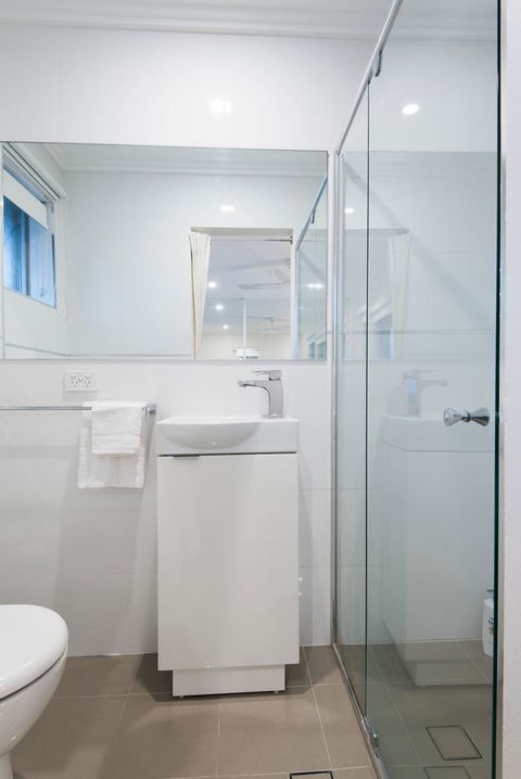 Stylish 3 Bedroom Beachview Apartment - Accommodation Australia 2