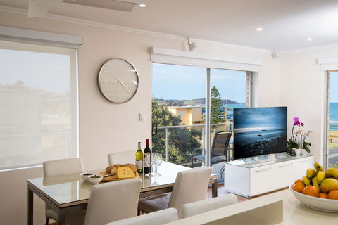 Stylish 3 Bedroom Beachview Apartment - Accommodation Australia 8