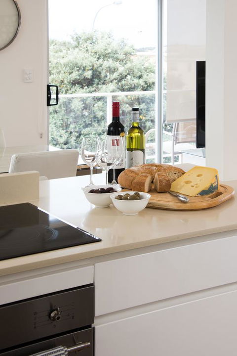 Stylish 3 Bedroom Beachview Apartment - Accommodation Australia 7