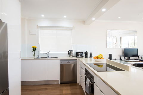 Stylish 3 Bedroom Beachview Apartment - Accommodation Australia 6