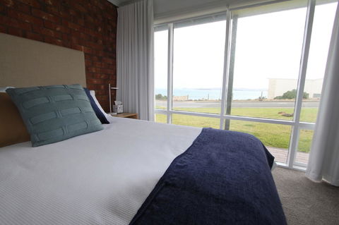 Southern Sands\' Beachfront Apartment - Accommodation Australia 12