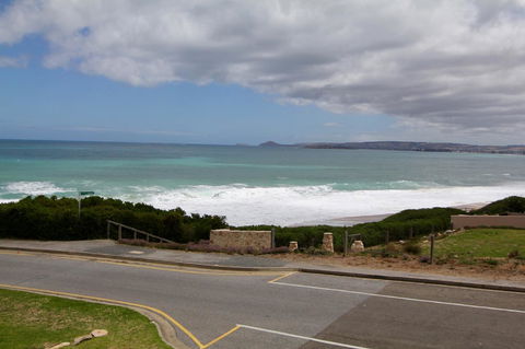 Southern Sands\' Beachfront Apartment - Accommodation Australia 0