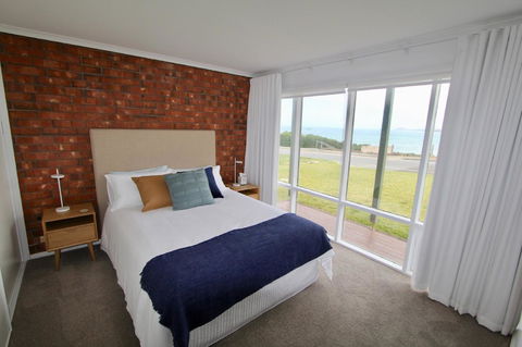 Southern Sands\' Beachfront Apartment - Accommodation Australia 13