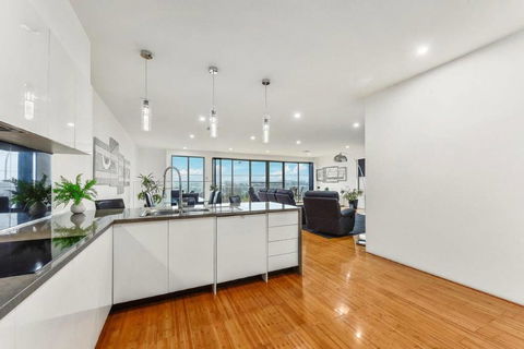 BENGALEE EXECUTIVE TOWNHOUSE- MODERN & STYLISH - Accommodation Australia 7
