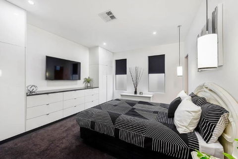 BENGALEE EXECUTIVE TOWNHOUSE- MODERN & STYLISH - Accommodation Australia 11