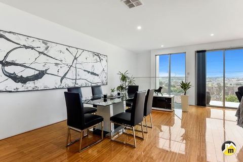 BENGALEE EXECUTIVE TOWNHOUSE- MODERN & STYLISH - Accommodation Australia 13