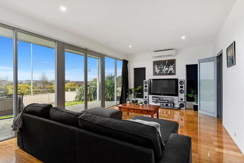 BENGALEE EXECUTIVE TOWNHOUSE- MODERN & STYLISH - Accommodation Australia 6