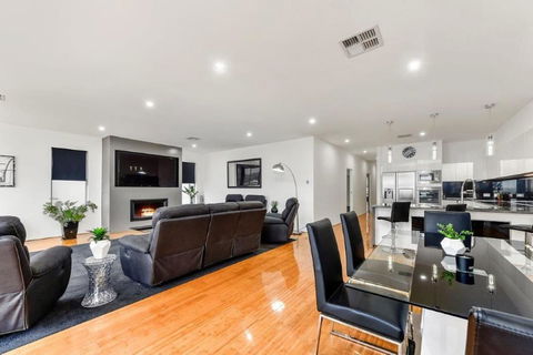 BENGALEE EXECUTIVE TOWNHOUSE- MODERN & STYLISH - Accommodation Australia 3