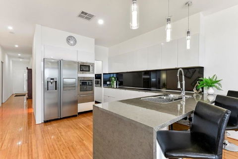 BENGALEE EXECUTIVE TOWNHOUSE- MODERN & STYLISH - Accommodation Australia 4