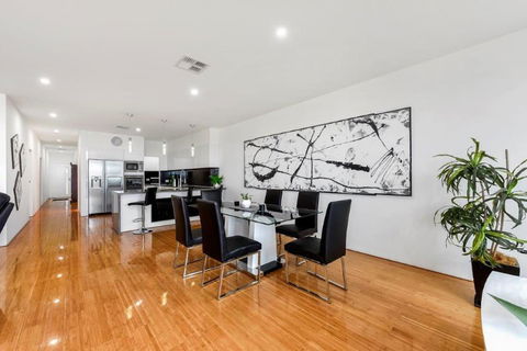 BENGALEE EXECUTIVE TOWNHOUSE- MODERN & STYLISH - Accommodation Australia 12