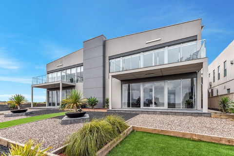 BENGALEE EXECUTIVE TOWNHOUSE- MODERN & STYLISH - Accommodation Australia 1