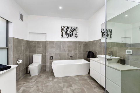 BENGALEE EXECUTIVE TOWNHOUSE- MODERN & STYLISH - Accommodation Australia 8