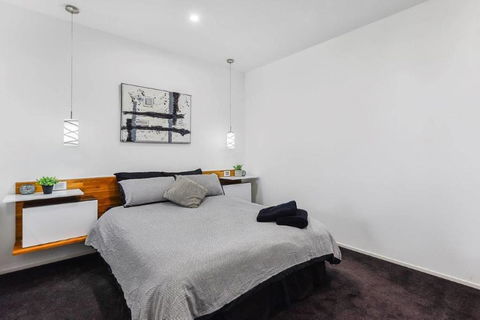 BENGALEE EXECUTIVE TOWNHOUSE- MODERN & STYLISH - Accommodation Australia 9