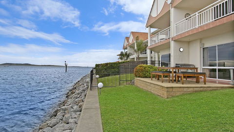 Salt Waterfront Apartment - Accommodation Australia 4