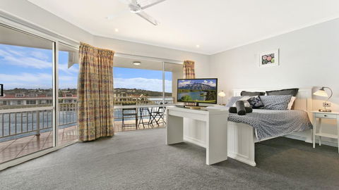 Salt Waterfront Apartment - Accommodation Australia 10