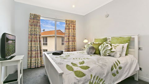 Salt Waterfront Apartment - Accommodation Australia 12