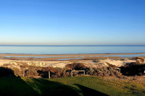 Luxurious 3 Bedroom Beachfront - Panoramic Views - Accommodation Australia 13