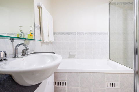 Executive 3 Bedroom Apartment + Internet + Parking - Accommodation Australia 18