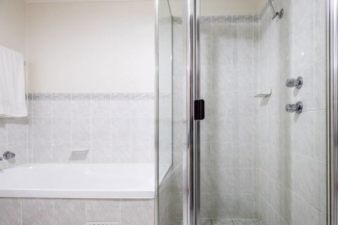 Executive 3 Bedroom Apartment + Internet + Parking - Accommodation Australia 39
