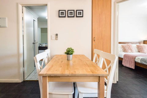 Executive 3 Bedroom Apartment + Internet + Parking - Accommodation Australia 13