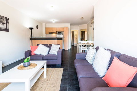 Executive 3 Bedroom Apartment + Internet + Parking - Accommodation Australia 7