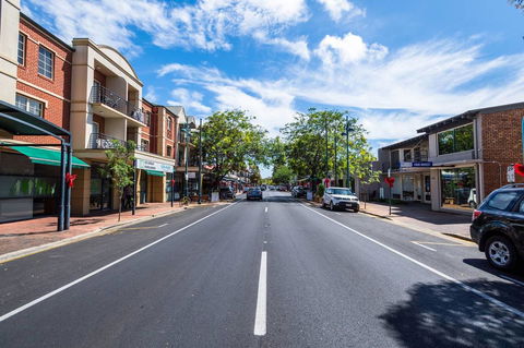 Executive 3 Bedroom Apartment + Internet + Parking - Accommodation Australia 3