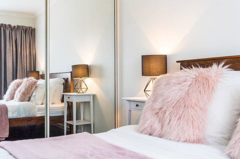 Executive 3 Bedroom Apartment + Internet + Parking - Accommodation Australia 12