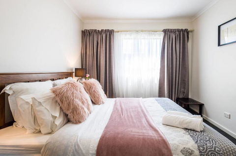 Executive 3 Bedroom Apartment + Internet + Parking - Accommodation Australia 4
