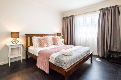 Executive 3 Bedroom Apartment + Internet + Parking - Accommodation Australia 9