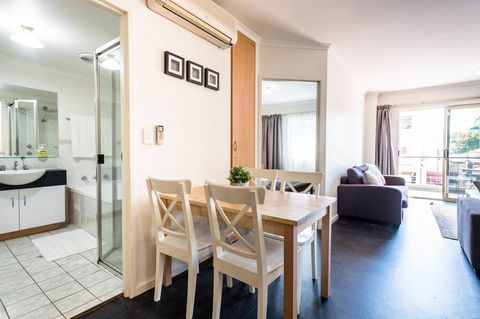 Executive 3 Bedroom Apartment + Internet + Parking - Accommodation Australia 38