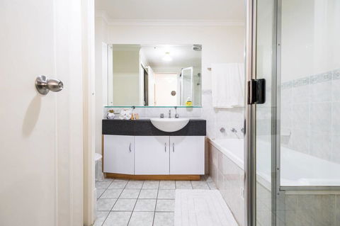 Executive 3 Bedroom Apartment + Internet + Parking - Accommodation Australia 25