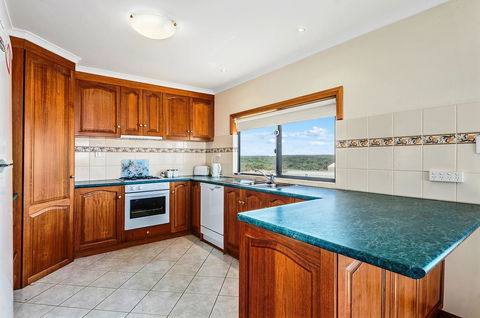Rocks Retreat House With Sea Views - Accommodation Australia 10