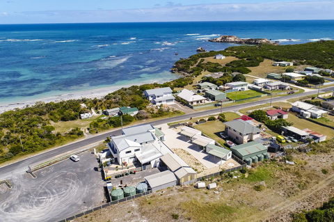 Rocks Retreat House With Sea Views - Accommodation Australia 17